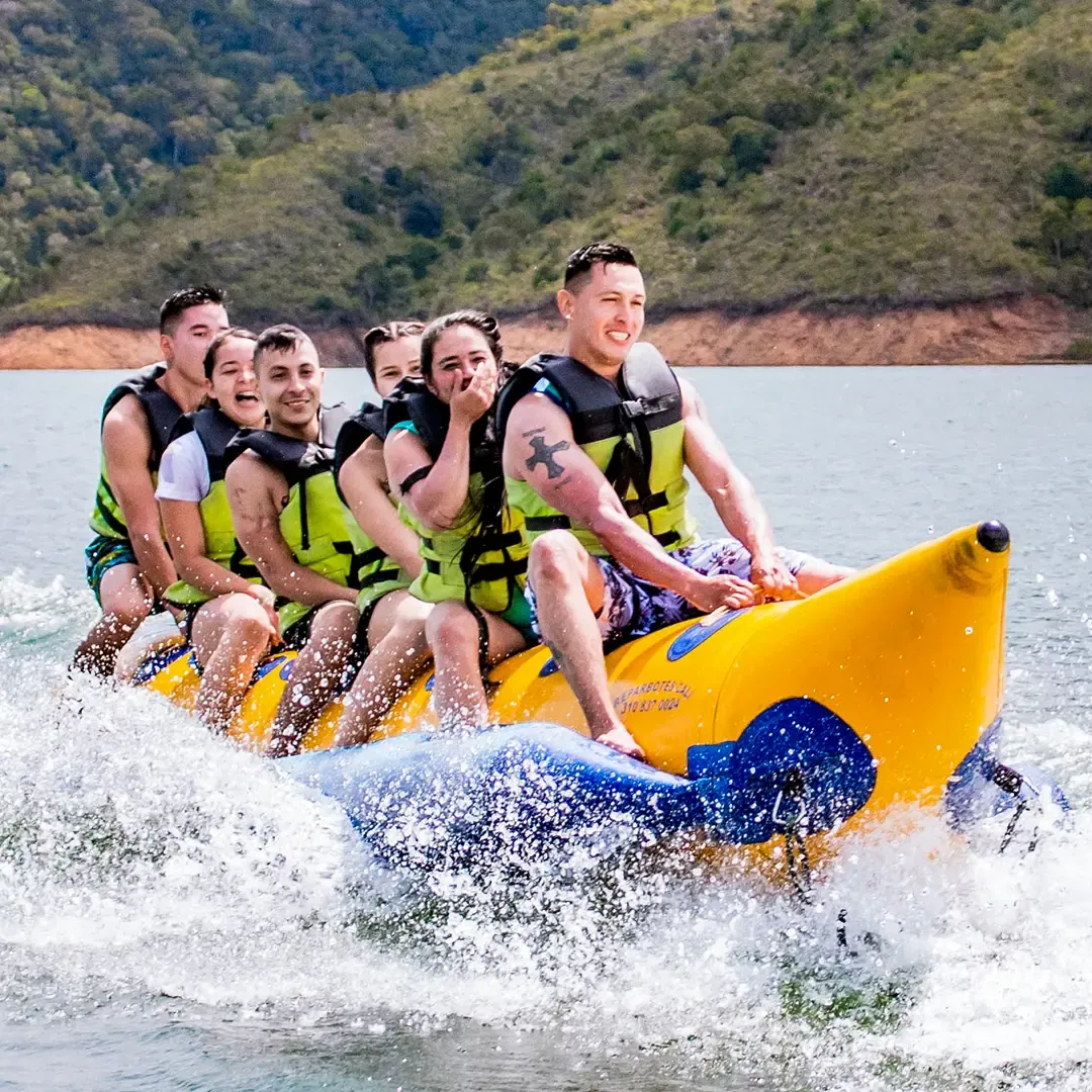 Grupo de amigos en banana sobre el Lago Calima