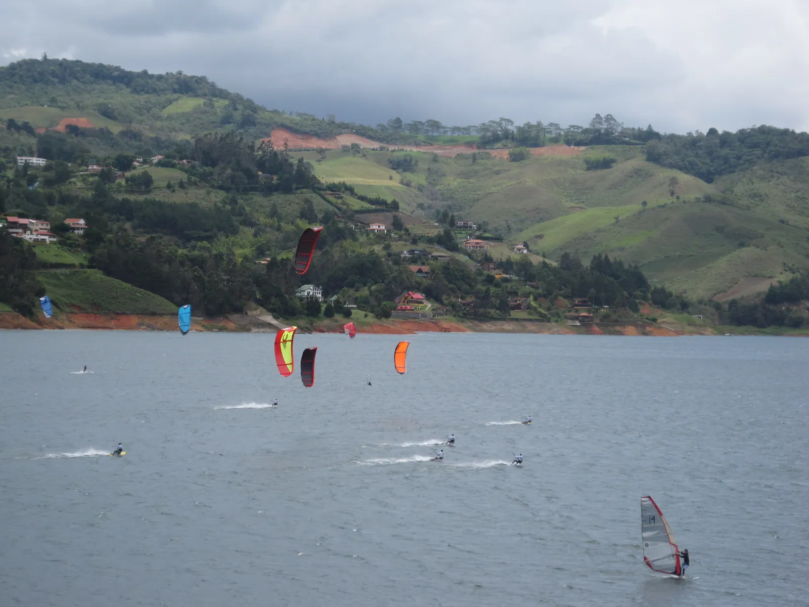Cometas de kitesurf sobre el Lago Calima