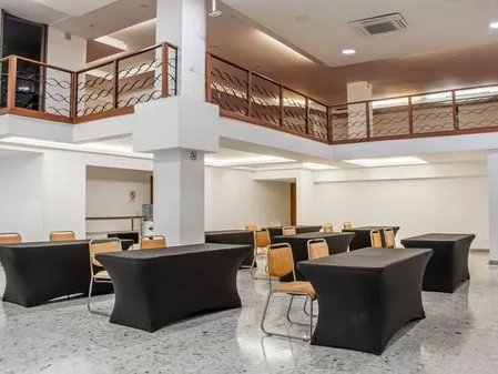 Foyer del salón de eventos con mesas vestidas