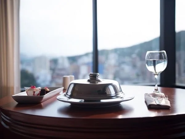 Comer con la ciudad al frente