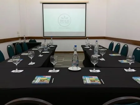 Salón de juntas montado en U, con proyector y pantalla