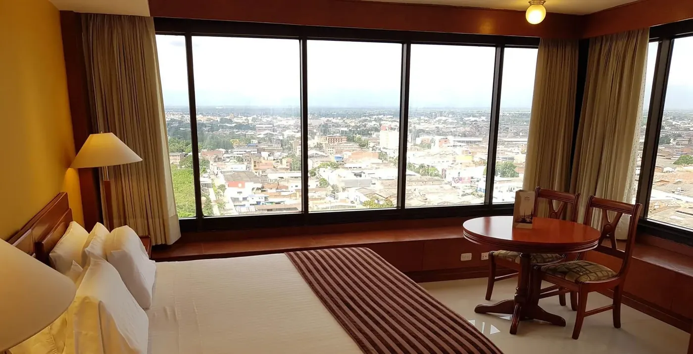 Habitación con ventanal panorámico sobre Cali