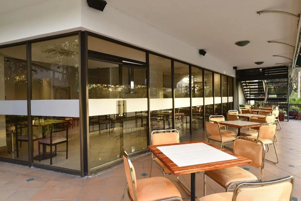 Salón con ventanal panorámico en los pisos altos de la Torre de Cali
