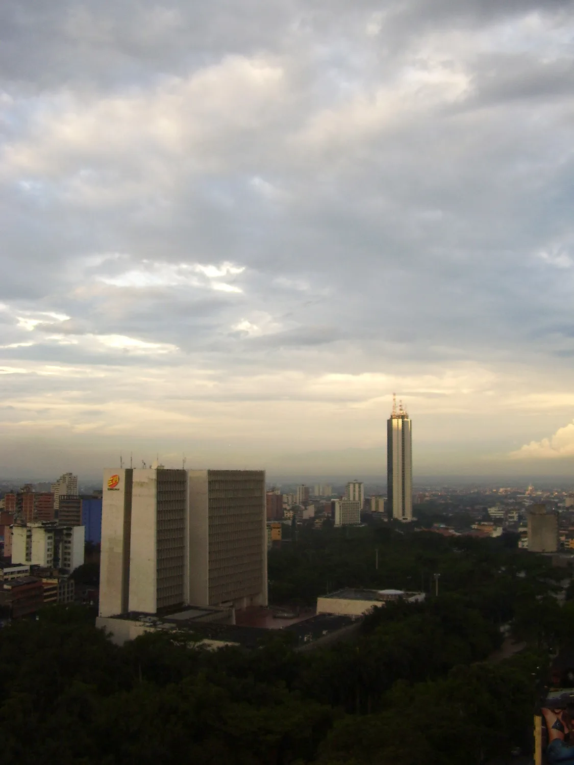 La Torre de Cali dominando el skyline del norte