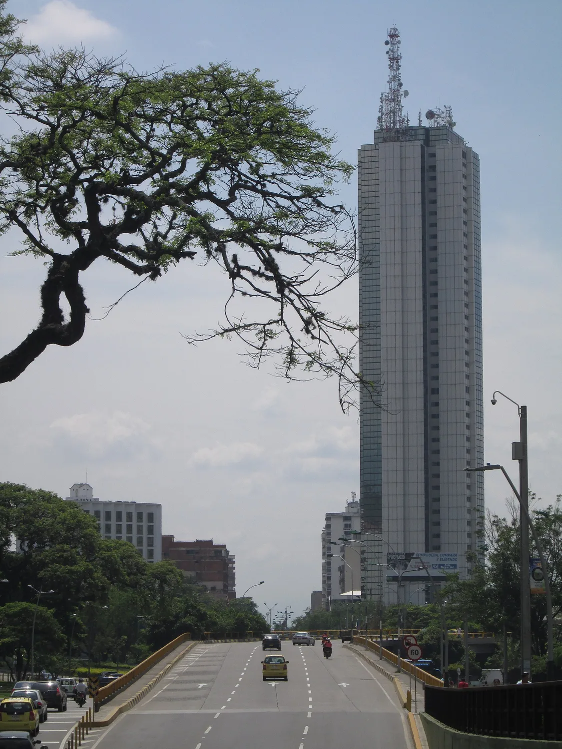 Los 186 metros de la Torre de Cali vistos desde la avenida