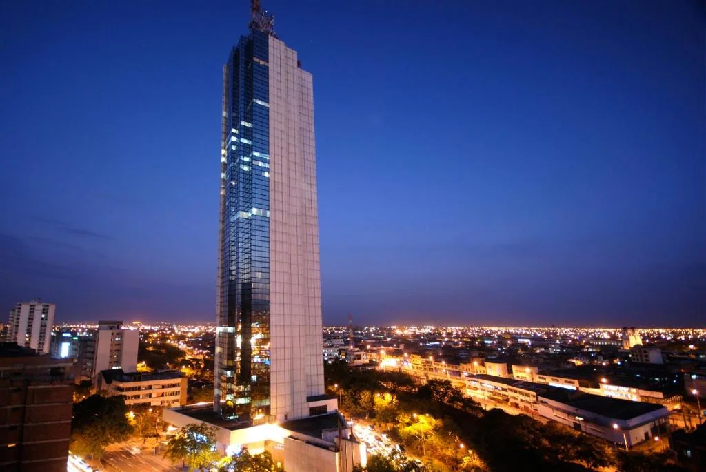 La Torre de Cali al atardecer sobre la ciudad